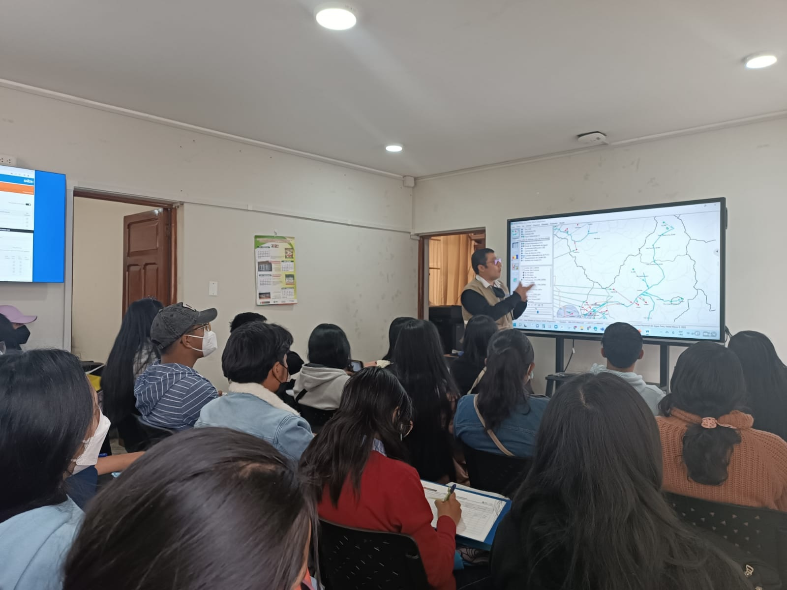 Alumnos de UNDAC-Pasco, realizan visita guiada a Sala de Monitoreo Hídrico del Consejo de Recursos Hídricos de Cuenca Interregional Mantaro